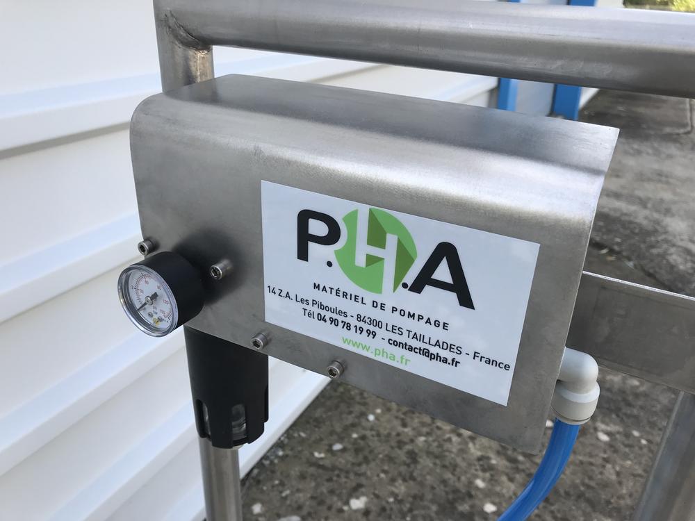 Pompe + amortisseur de pulsation FLOTRONIC sur chariot pour transfert de confitures - Protection des accessoires (lavage extérieur)