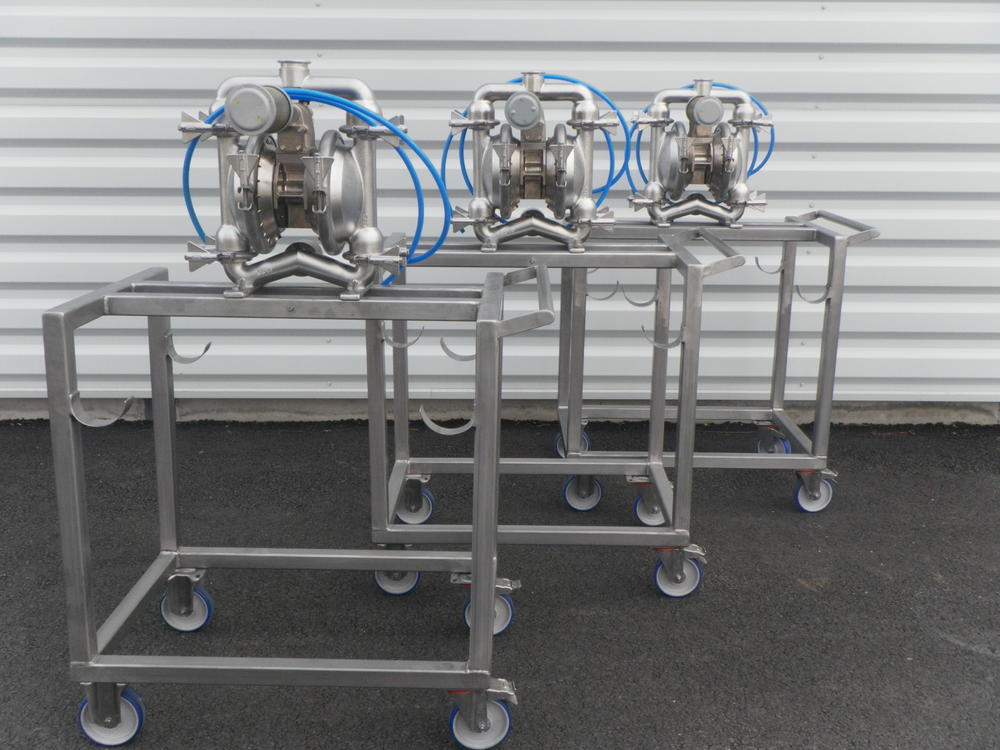 E4 FDA sanitary pumps on stainless steel trolley - Pompes pneumatiques à membranes type E4 FDA